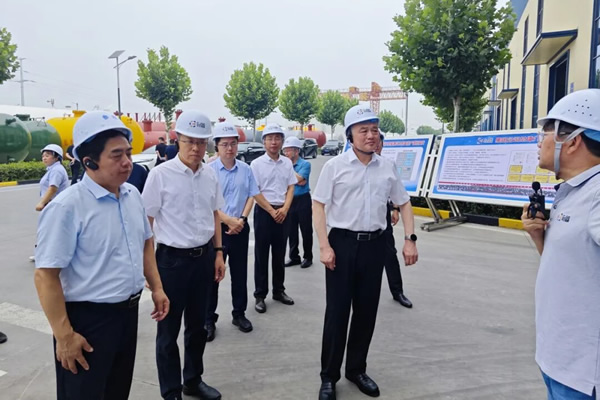 省贸促会党组书记、会长孟向东一行莅临中杰特装调研指导